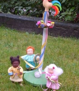 MAYPOLE WITH DANCING CHILDREN PATTERN BOOKLET KTP602