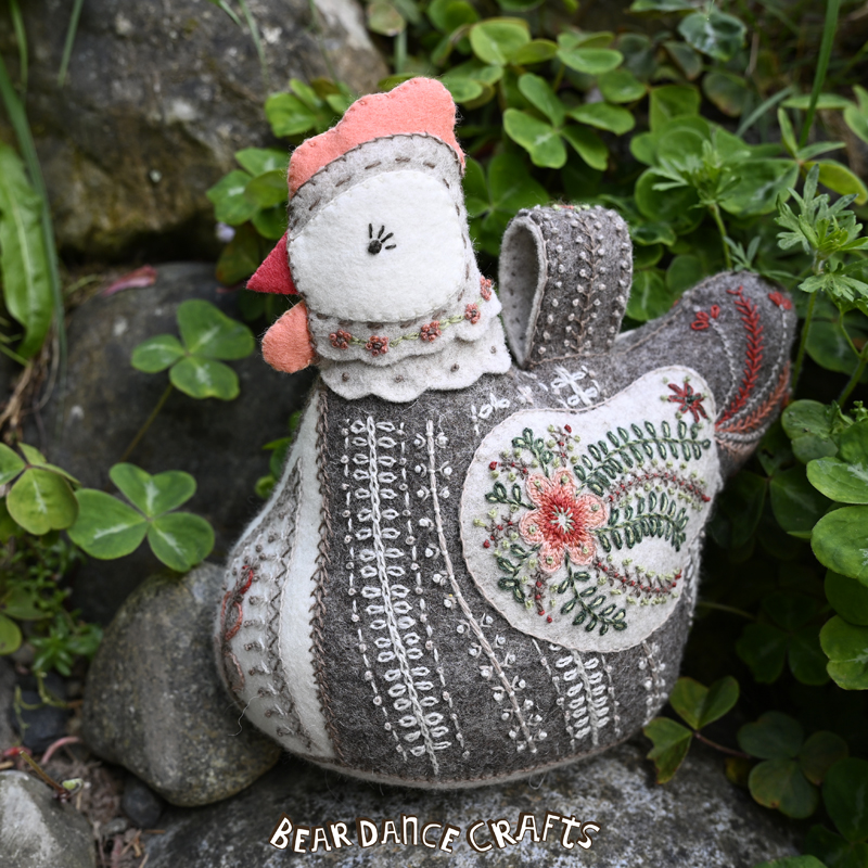 You are currently viewing Making a Felt “Harnie the Hen” Doorstop